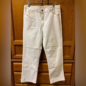 Monterey Bay Clothing Co Women’s White Straight Leg Jeans Size 16 (34x29.5)